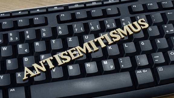 Illustration - Tastatur mit Schriftzug Antisemitismus 