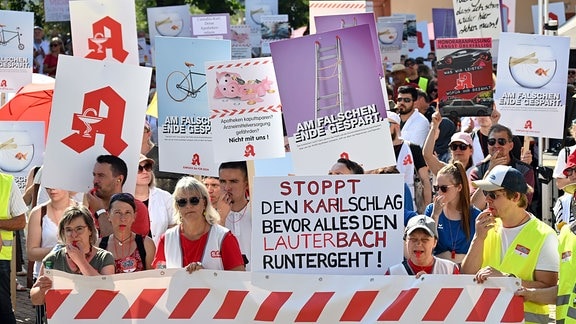 Angehörige der pharmazeutischen Heilberufe nehmen an einer Protestkundgebung der Apotheken vor der Thüringer Staatskanzlei in Erfurt teil. 