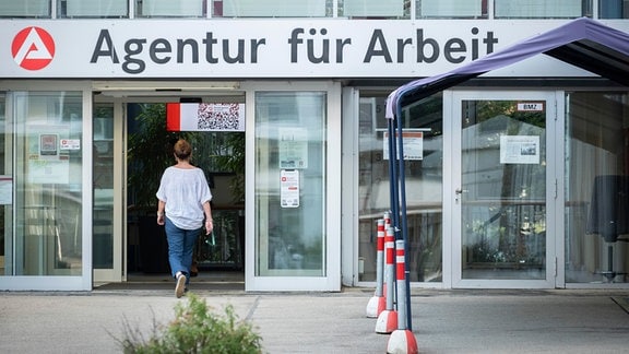 Die Agentur fuer Arbeit in Franfurt am Main, Haupteingang in der Fischerfeldstrasse