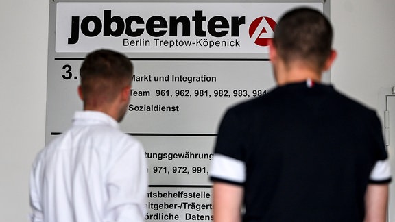 Das Jobcenter Treptow-Köpenick am Groß-Berliner Damm. (Gestellte Szene).