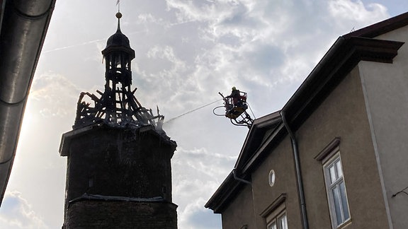 Feuerwehrkräfte löschen einen Brand in der Spitze vom historischen Neutorturm in Arnstadt. 