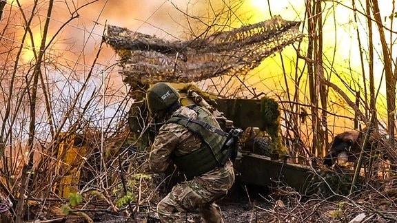 Russischer Artillerist beim Abfeuern einer Haubitze am Frontabschnitt bei Kupjansk, Ukraine