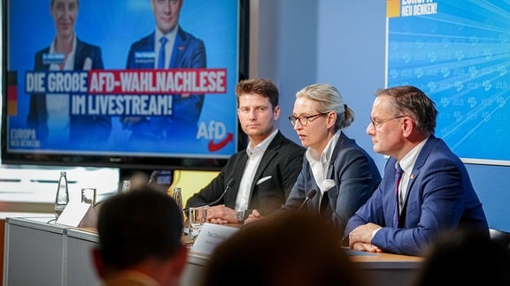René Aust (l-r), Leiter der AfD-Delegation im Europaparlament, Alice Weidel, Parteivorsitzende und Fraktionsvorsitzende der AfD, und Tino Chrupalla, AfD-Bundesvorsitzender und Fraktionsvorsitzender der AfD, geben eine Pressekonferenz nach der Europawahl.