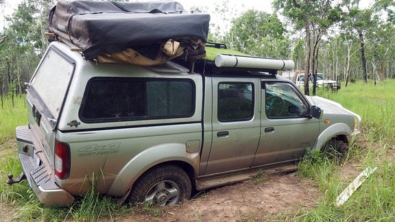 Der Pickup von zwei jungen Deutschen liegt festgefahren in der australischen Wildnis.