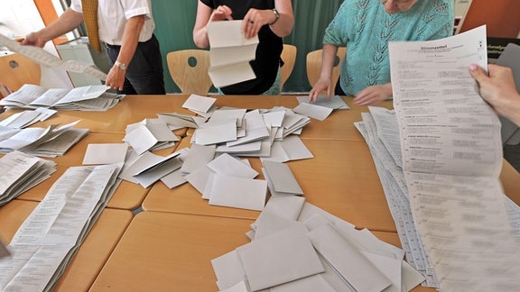 Im Wahlbezirk 07402 zählt der Wahlvorstand die Stimmzettel für die Eropawahl, 2014.