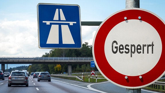 Symbol für gesperrten Streckenabschnitt einer Schnellstraße