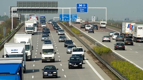 Stau und stockender Verkehr auf der Autobahn A9 bei Schkeuditz