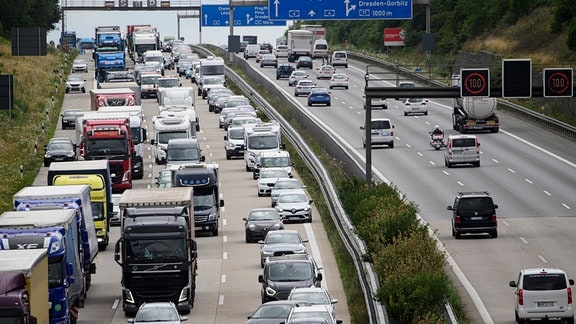 LKW und Autos stauen sich auf der Bundesautobahn A4 in Fahrtrichtung Görlitz