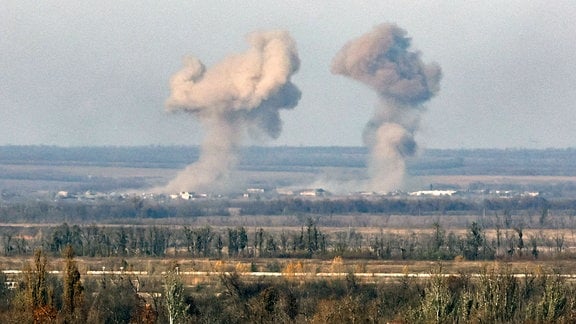 Blick auf den Rauch von zwei Explosionen nach dem Einschlag von Fliegerbomben in der Stadt Awdijiwka nahe Donezk im Osten der Ukraine am 30. Oktober 2023 - fotografiert von der russisch kontrollierten Seite.