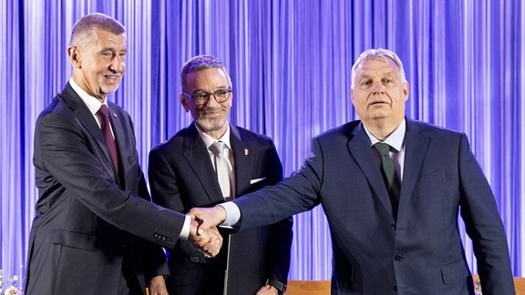 Andrej Babis, Vorsitzender der tschechischen liberal-populistischen ANO, Herbert Kickl, Chef der rechten österreichischen FPÖ, und Viktor Orban, Ministerpräsident von Ungarn und Vorsitzender der Partei Fidesz, reichen sich die Hände. 