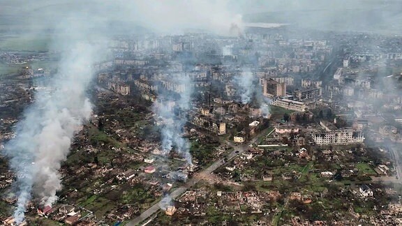 Luftaufnahme von zerstörten und qualmenden Gebäuden in Bachmut