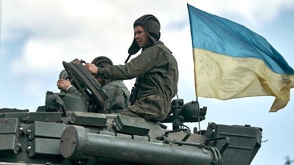 Ukrainische Soldaten fahren mit einem Panzer in der Nähe von Bachmut in der Region Donezk.