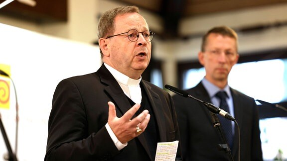 Georg Bätzing und Matthias Kopp bei der Pressestatement zur Herbst-Vollversammlung der Deutschen Bischofskonferenz im Dompfarrzentrum. 