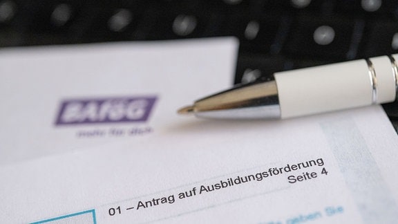 Ein Antrag auf Ausbildungsförderung nach dem Bundesausbildungsförderungsgesetz (BAföG) liegt auf einem Tisch.