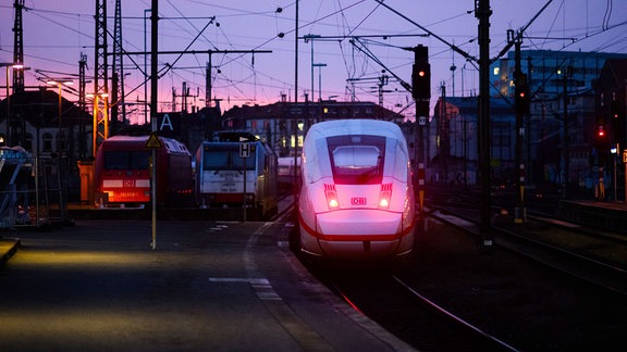 Ein ICE verlässt am Morgen den Hauptbahnhof Hannover in Richtung Berlin.