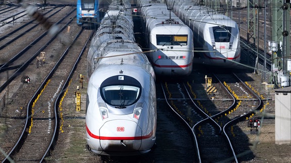 Züge stehen auf den Gleisen in der Nähe des Hauptbahnhofs München