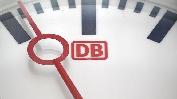 Der Sekundenzeiger einer Uhr mit dem Logo der Deutschen Bahn ist auf dem Hauptbahnhof zu sehen. 