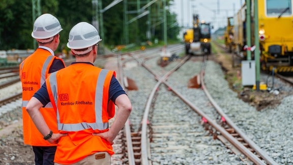 Teilnehmer des Presserundgangs schauen auf die Baustelle im Abschnitt am Bahnhof Mörfelden/Walldorf. Die Deutsche Bahn AG gibt eine Zwischenbilanz zur Generalsanierung der Riedbahn. Die âRiedbahnâ ist eine Bahn-Strecke von Mannheim nach Frankfurt am Main â eine der wichtigsten und höchstfrequentierten Bahnstrecken in Deutschland. Die Sanierung soll bis zum 14. Dezember 2024 abgeschlossen sein. Die DB AG will bis dahin die Gleise und die Signaltechnik erneuern, Schallschutzwände modernisieren oder neu installieren sowie 20 Bahnhöfe modernisieren.