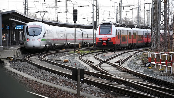 Ein ICE Hochgeschwindigkeitszug der Deutschen Bahn und eine Regionalbahn der ODEG - Ostdeutsche Eisenbahn GmbH stehen im Bahnhof von Stralsund.