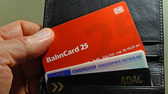 Ein Mann hat eine BahnCard 25 in der Brieftasche.