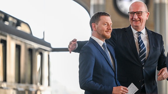 Michael Kretschmer (l, CDU), Ministerpräsident von Sachsen, und Dietmar Woidke (SPD), Ministerpräsident von Brandenburg, nehmen am 5. Deutsch-Polnischen Bahngipfel im Kaiserbahnhof teil