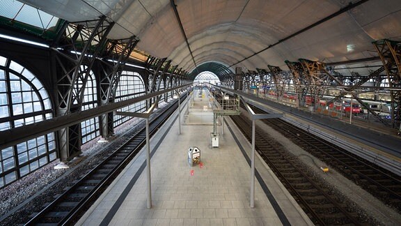 Ein leerer Bahnsteig im Dresdner Hauptbahnhof.
