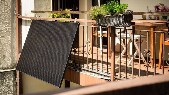 Solarpanel montiert auf einem Balkon