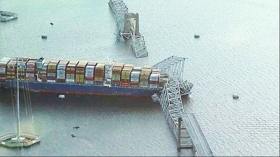 Blick auf die Francis Scott Key Bridge, nach der Kollision eines Containerschiffs mit der Autobrücke.