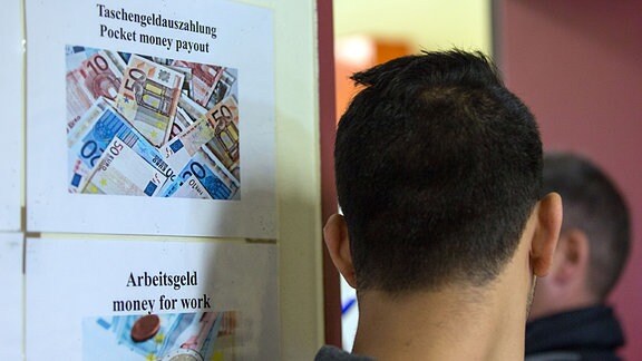 Hinweisschilder zum Taschengeld sind am 23.10.2015 in der Erstaufnahmeeinrichtung für Flüchtlinge in Stern-Bucholz bei Schwerin zu sehen.