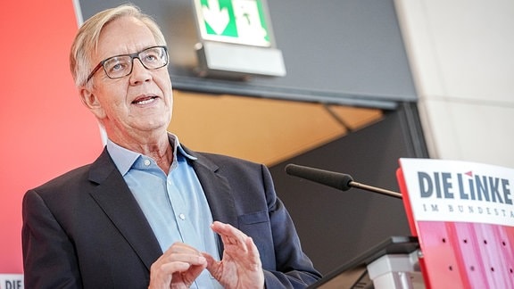 Dietmar Bartsch, Fraktionsvorsitzender der Partei Die Linke, gibt zu Beginn der Fraktionssitzung seiner Partei im Bundestag ein Pressestatement. 