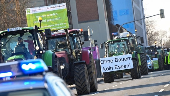 Mit einem Traktor-Konvoi demonstrieren Bauern in der Innenstadt gegen Subventionskürzungen. 