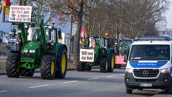 Ein Traktor-Konvoi fährt zu einer Protestkundgebung vor das DB-Instandhaltungswerk für ICE-4-Züge.