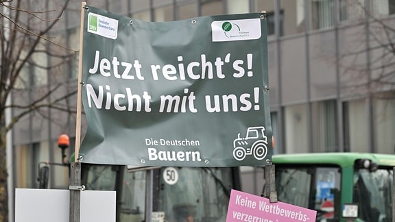 Der Thüringer Bauernverband protestiert am Rande der Agrarministerkonferenz von Bund und Ländern vor dem Tagungshotel am Erfurter Theaterplatz.