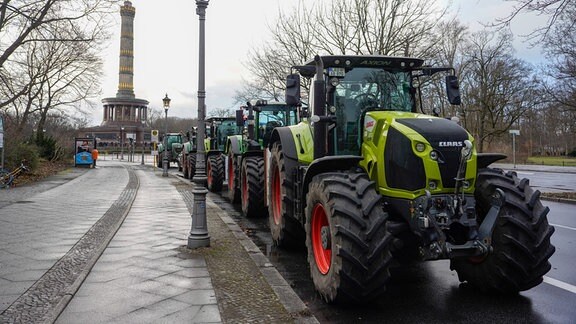 Traktoren stehen an der Siegessäule in Berlin.