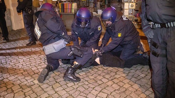 Polizisten bei der Festnahme eines Mannes