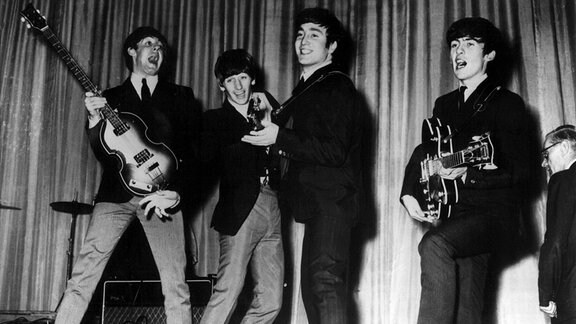 Die Liverpooler Band "The Beatles" bei einem Auftritt im Londoner Lyris Theatre im Jahr 1962 v.l. Paul McCartney, Ringo Starr, John Lennon und George Harrison.