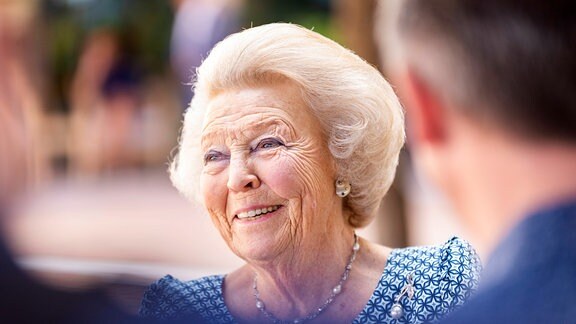 Prinzessin Beatrix besuchte den Skulpturengarten des Blauwbaai-Resorts in Willemstad auf Curacao.