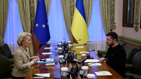 Wolodymyr Selenskyj (r), Präsident der Ukraine, sitzt mit Ursula von der Leyen, Präsidentin der Europäischen Kommission, für ein bilaterales Einzelgespräch im Mariinsky-Palast an einem Tisch.