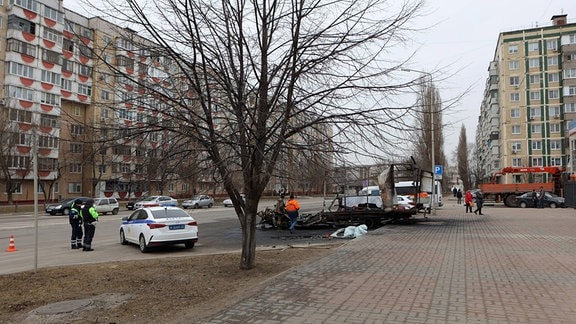 En Auto, das bei einem ukrainischen Angriff auf das Stadtzentrum in Belgorod, Russland, zerstört wurde.