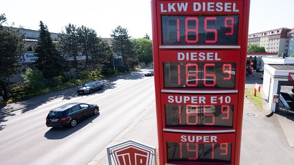 Eine Preistafel zeigt an einer Tankstelle die Benzinpreise an.