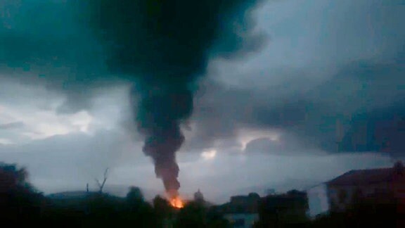 Aufsteigender Rauch nach der Explosion eines Tanklagers in der Nähe von Stepanakert, Berg-Karabach.