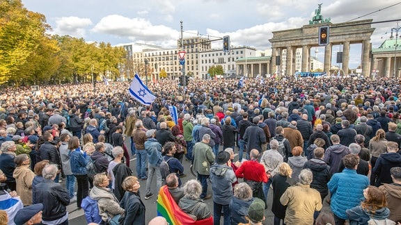 Rund 10.000 Menschen haben sich vor dem Brandenburger Tor in Berlin versammelt hat um ein Zeichen der Solidarität mit Israel zu zeigen.