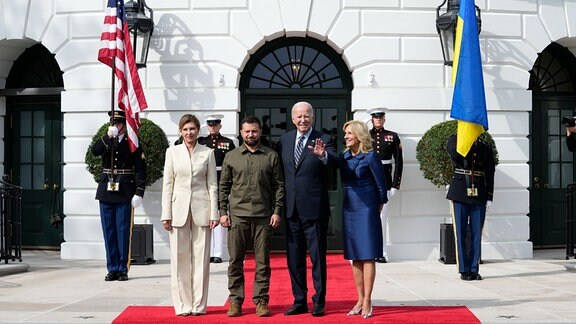 Joe Biden (Mitte r), Präsident der USA, und First Lady Jill Biden (l) begrüßen Wolodymyr Selenskyj (Mitte l), Präsident der Ukraine, und Olena Selenska (l), First Lady der Ukraine, auf dem Südrasen des Weißen Hauses.