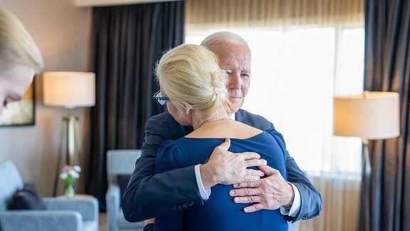 Joe Biden, Präsident der USA, umarmt Julia Nawalnaja, Witwe des am 16. Februar im Straflager verstorbenen Kremlgegners Alexej Nawalny, bei einem Treffen in Kalifornien. 