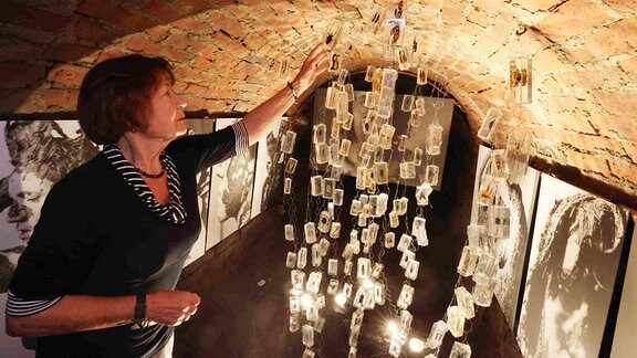 Kuratorin Gitta Heil zeigt die Instalation "LandUNTER" von Heike Stephan in einem Höhler unter der Stadt. 