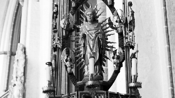 Rückseite des gotischen Marienleuchter in St. Johannis, Bischof Erasmus von Antiochia, 1962.