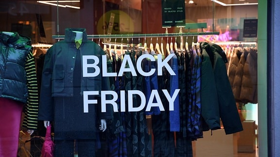 Black Friday steht auf einem Schaufenster