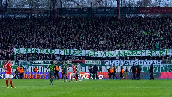 Fans von Wolfsburg protestieren gegen den möglichen Einstieg eines Investors bei der DFL mit Tennisbällen.