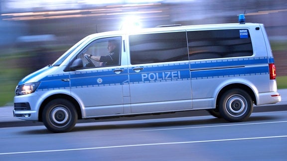 Ein Fahrzeug der Polizei fährt mit Blaulicht zu einem Einsatz