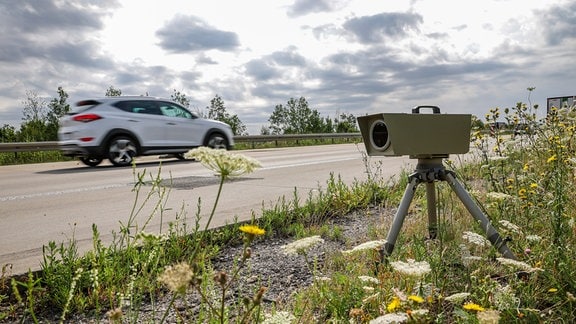 Ein Pkw fährt an der Kamera eines Blitzers auf der Autobahn A9 vorbei.